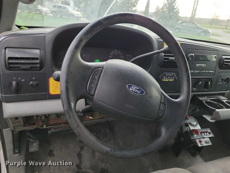 image for item DZ7041 2006 Ford F550 bucket truck