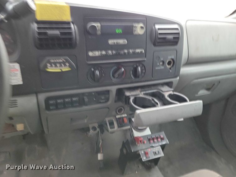 image for item DZ7041 2006 Ford F550 bucket truck
