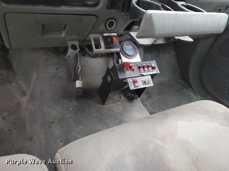 image for item DZ7041 2006 Ford F550 bucket truck