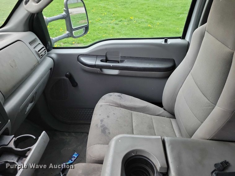 image for item DZ7041 2006 Ford F550 bucket truck