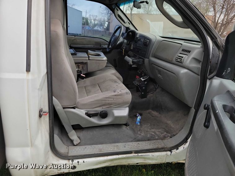 image for item DZ7041 2006 Ford F550 bucket truck