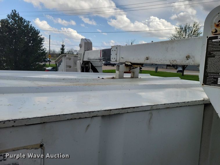 image for item DZ7042 2006 GMC C5500 forestry bucket truck