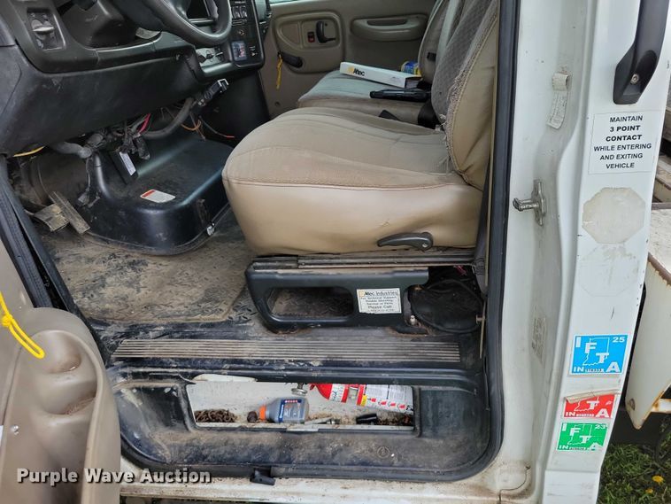 image for item DZ7042 2006 GMC C5500 forestry bucket truck