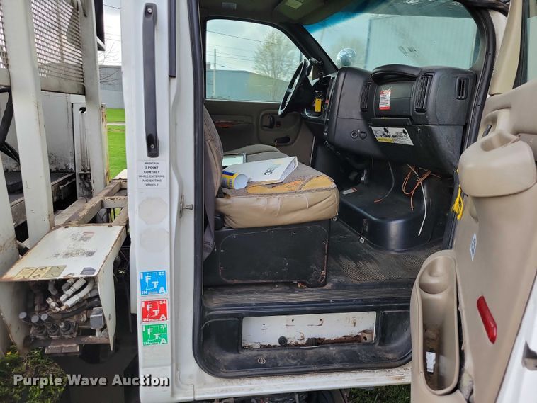 image for item DZ7042 2006 GMC C5500 forestry bucket truck