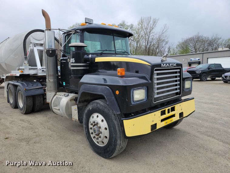 image for item DZ7045 1997 Mack RD688S semi truck