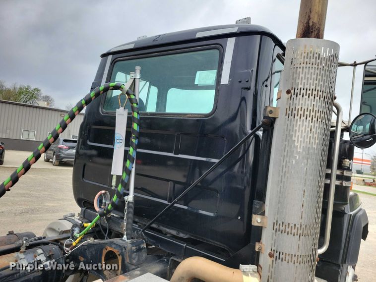 image for item DZ7045 1997 Mack RD688S semi truck