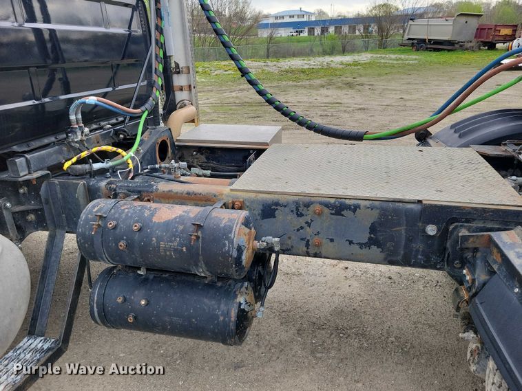 image for item DZ7045 1997 Mack RD688S semi truck