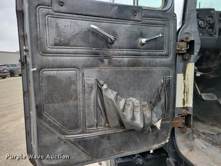 image for item DZ7045 1997 Mack RD688S semi truck