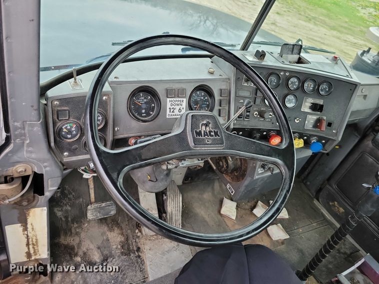 image for item DZ7045 1997 Mack RD688S semi truck