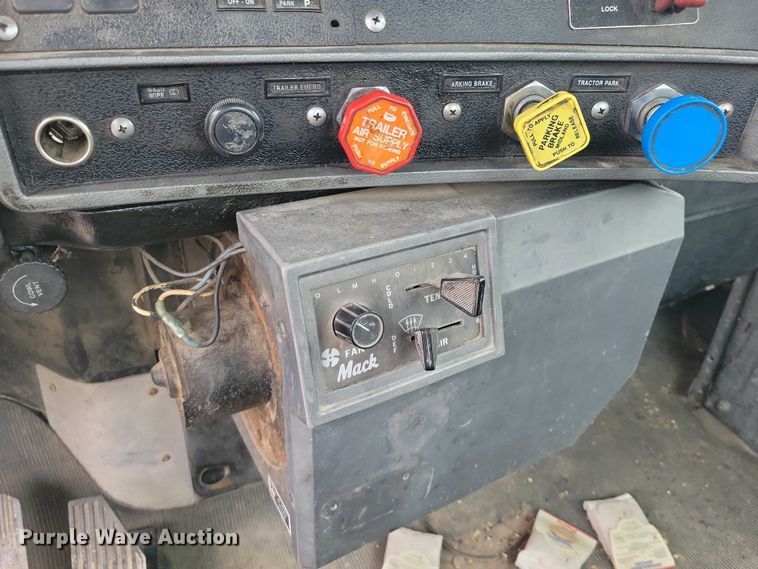 image for item DZ7045 1997 Mack RD688S semi truck