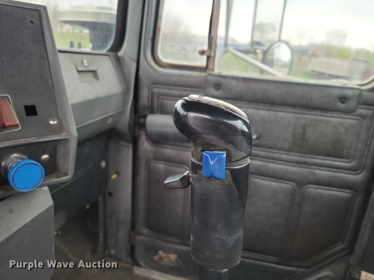 image for item DZ7045 1997 Mack RD688S semi truck