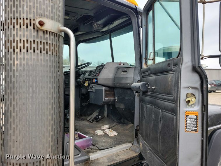image for item DZ7045 1997 Mack RD688S semi truck