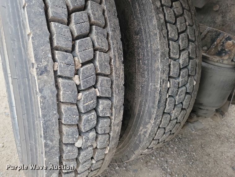 image for item DZ7045 1997 Mack RD688S semi truck