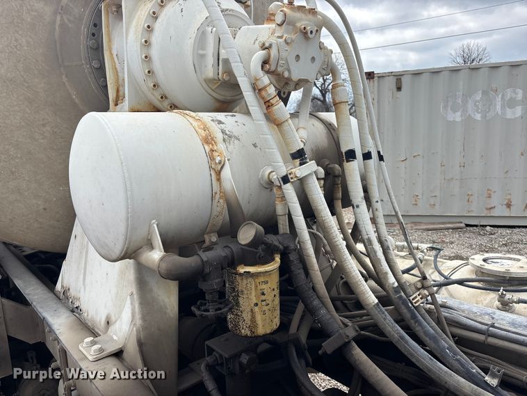 image for item EA4726 2007 Peterbilt 357 ready mix truck