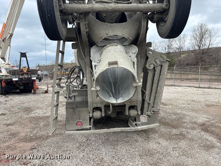 image for item EA4726 2007 Peterbilt 357 ready mix truck