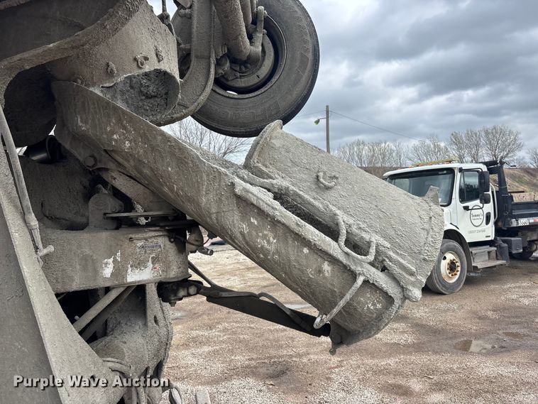 image for item EA4726 2007 Peterbilt 357 ready mix truck