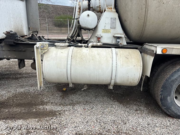 image for item EA4726 2007 Peterbilt 357 ready mix truck