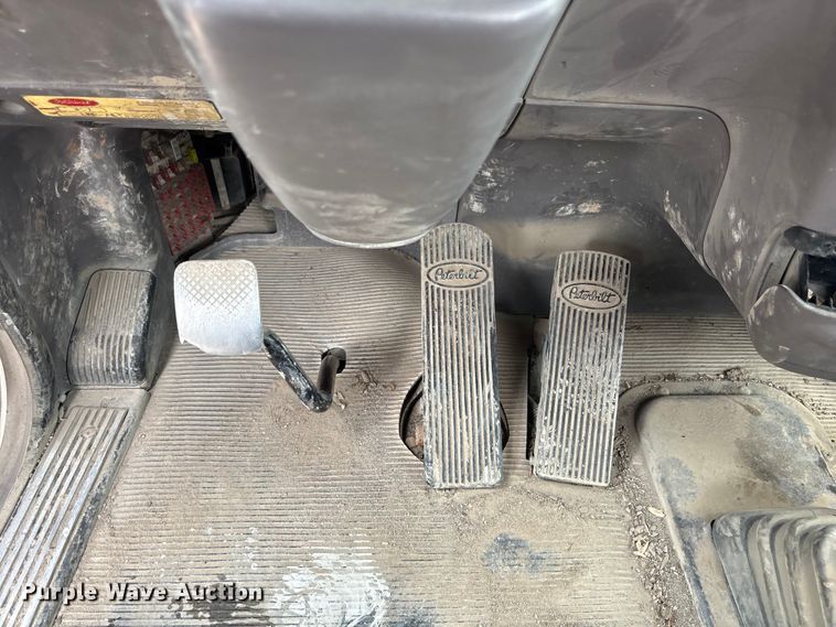 image for item EA4726 2007 Peterbilt 357 ready mix truck