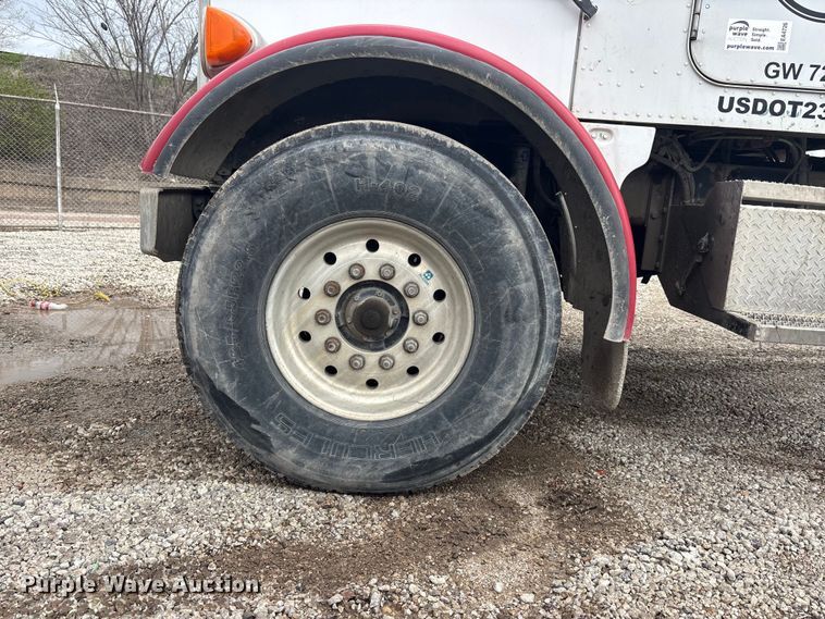 image for item EA4726 2007 Peterbilt 357 ready mix truck