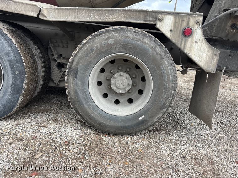 image for item EA4726 2007 Peterbilt 357 ready mix truck