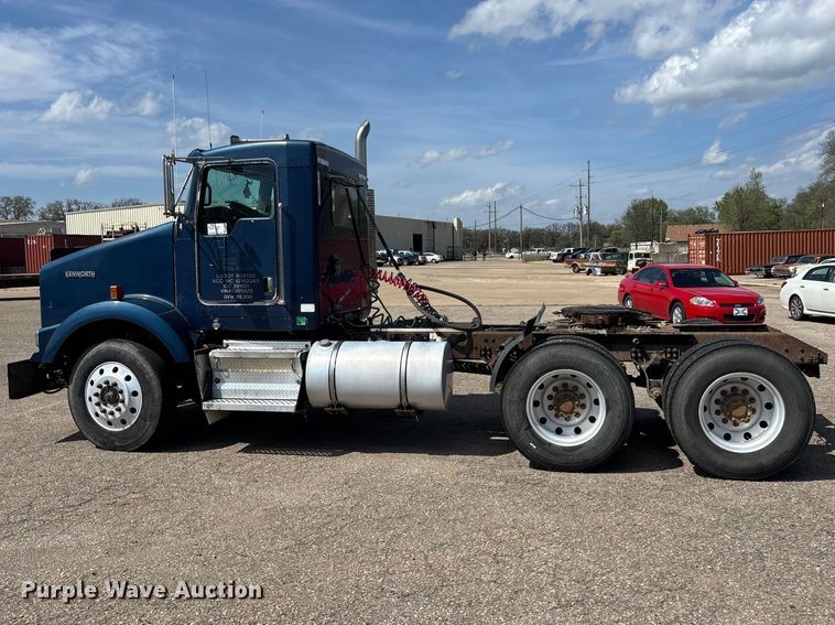 image for item EA4734 2007 Kenworth T800 semi truck