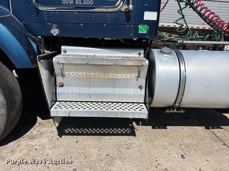 image for item EA4734 2007 Kenworth T800 semi truck
