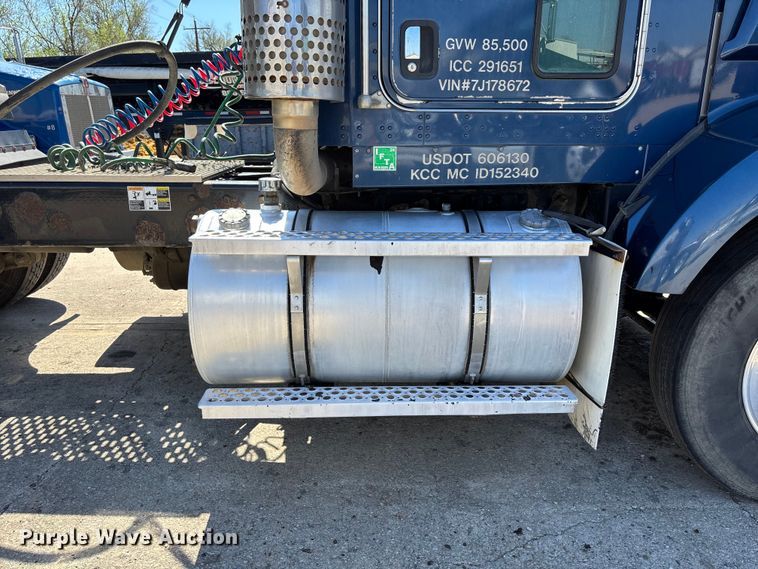 image for item EA4734 2007 Kenworth T800 semi truck