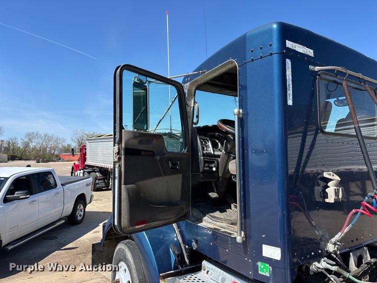 image for item EA4734 2007 Kenworth T800 semi truck
