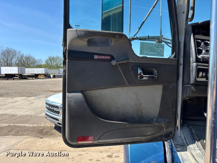 image for item EA4734 2007 Kenworth T800 semi truck
