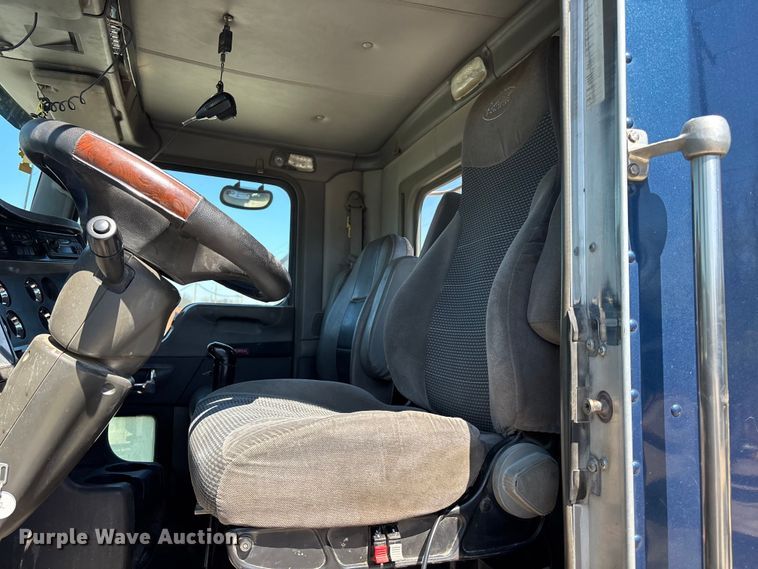 image for item EA4734 2007 Kenworth T800 semi truck