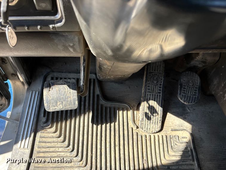 image for item EA4734 2007 Kenworth T800 semi truck
