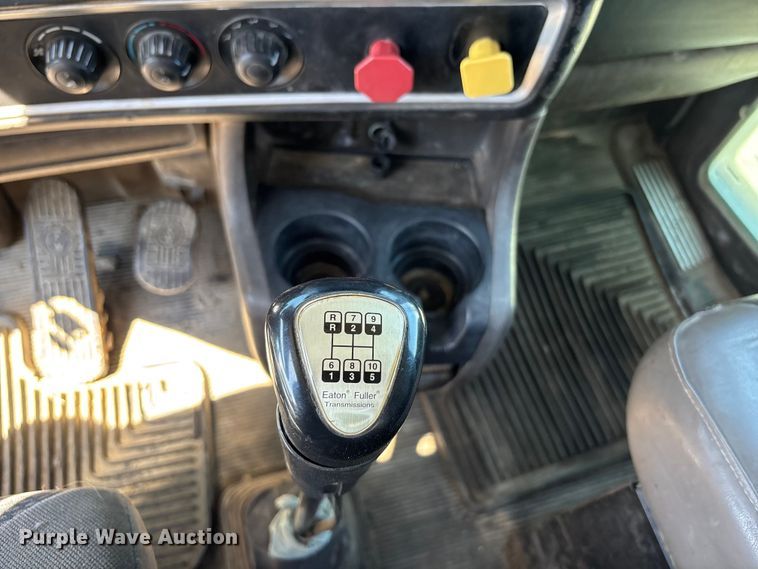 image for item EA4734 2007 Kenworth T800 semi truck