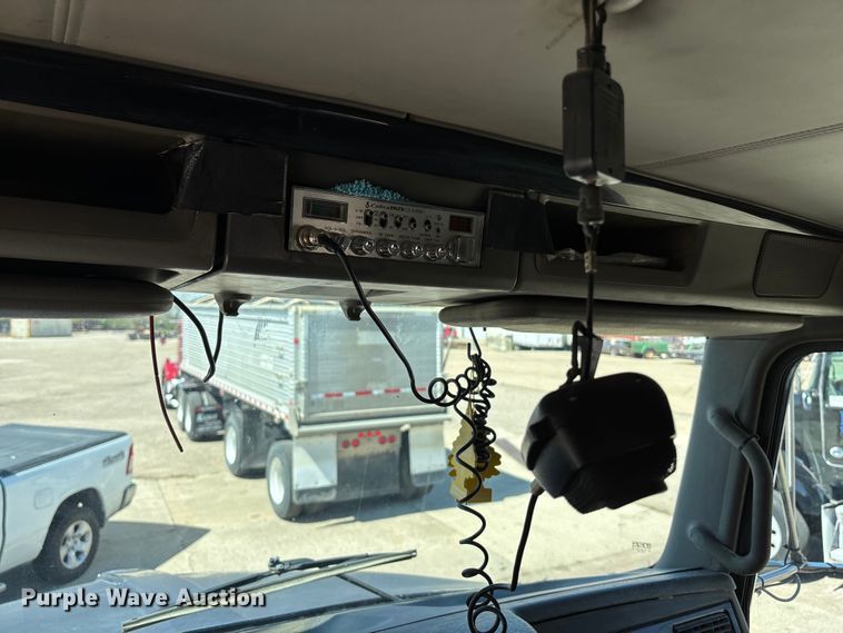image for item EA4734 2007 Kenworth T800 semi truck