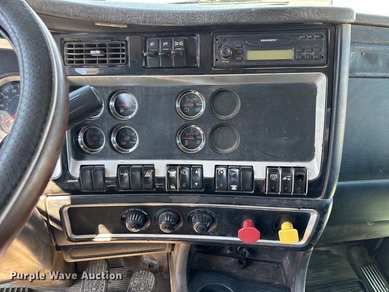 image for item EA4734 2007 Kenworth T800 semi truck
