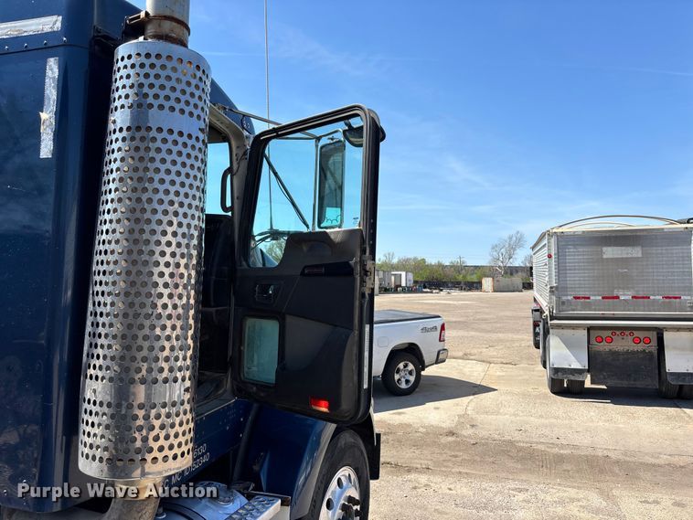 image for item EA4734 2007 Kenworth T800 semi truck