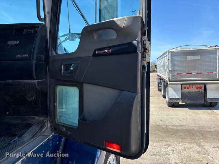 image for item EA4734 2007 Kenworth T800 semi truck