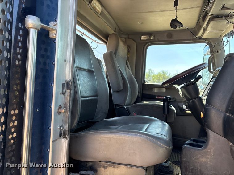 image for item EA4734 2007 Kenworth T800 semi truck