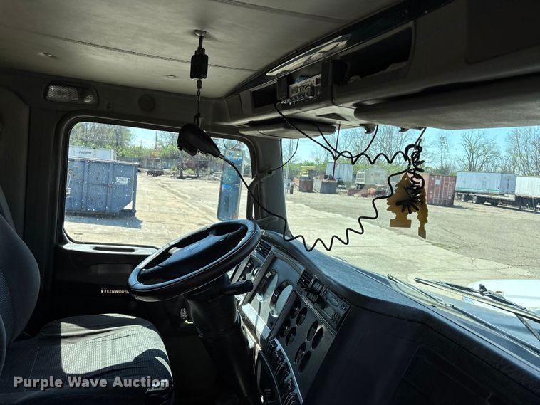 image for item EA4734 2007 Kenworth T800 semi truck