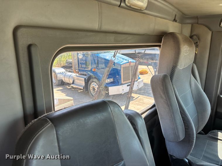 image for item EA4734 2007 Kenworth T800 semi truck