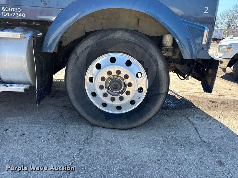 image for item EA4734 2007 Kenworth T800 semi truck