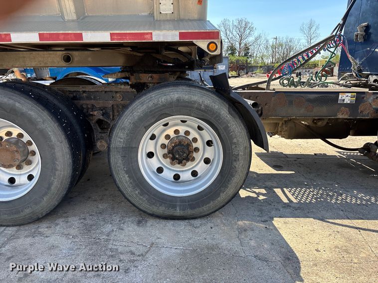 image for item EA4734 2007 Kenworth T800 semi truck