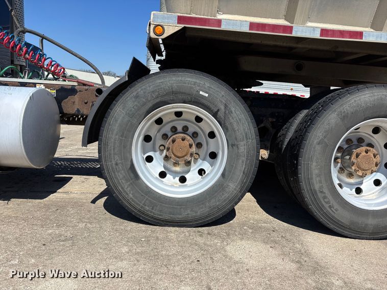 image for item EA4734 2007 Kenworth T800 semi truck
