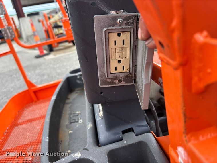 image for item EA4759 2005 JLG 860SJ boom lift