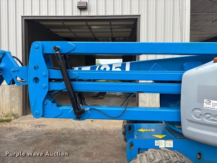 image for item EA4760 2011 Genie Z-45/25J boom lift