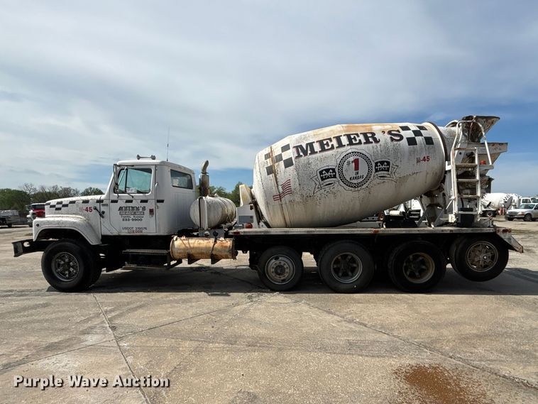 image for item EA4764 1988 International F2574 ready mix truck