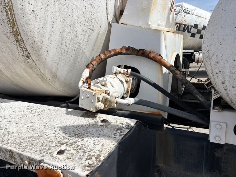 image for item EA4764 1988 International F2574 ready mix truck