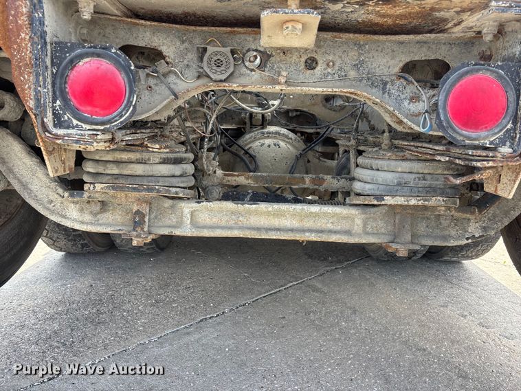 image for item EA4764 1988 International F2574 ready mix truck