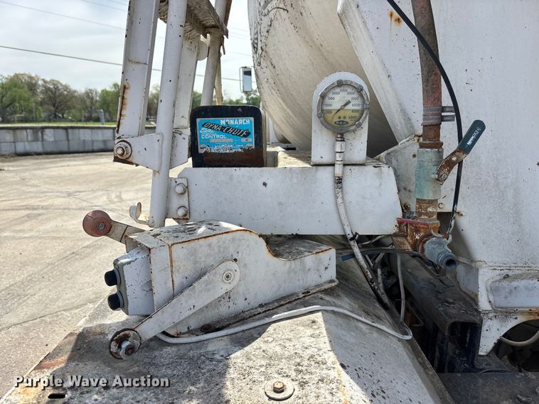 image for item EA4764 1988 International F2574 ready mix truck