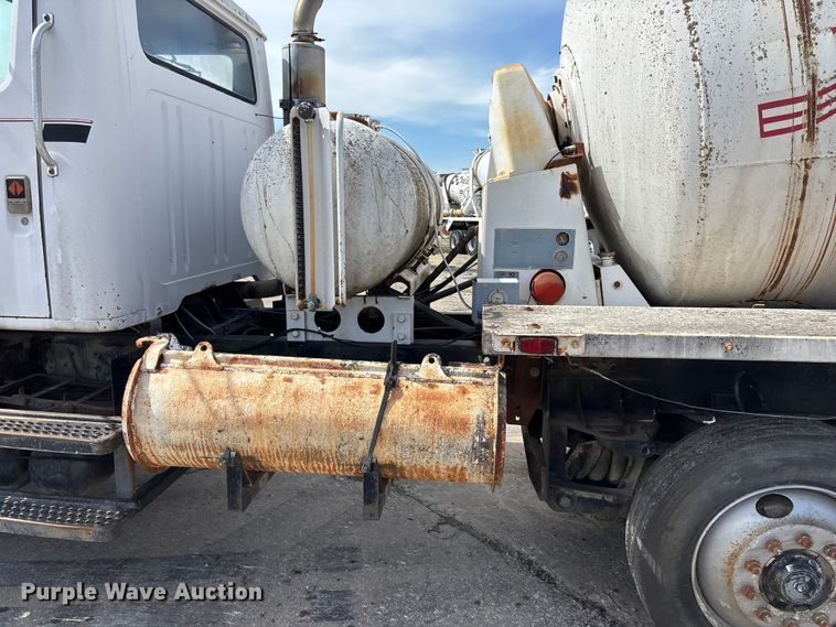 image for item EA4764 1988 International F2574 ready mix truck