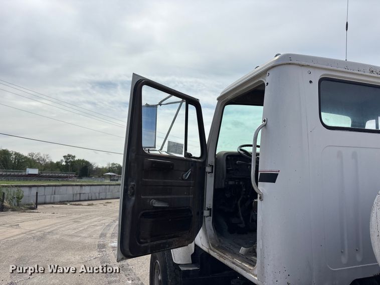 image for item EA4764 1988 International F2574 ready mix truck